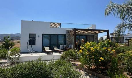 Moderner Bungalow mit Meerblick im Water Lily Resort, Esentepe, Famagusta, Nordzypern