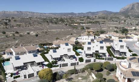 Detached and semi-detached homes in Busot, Alicante